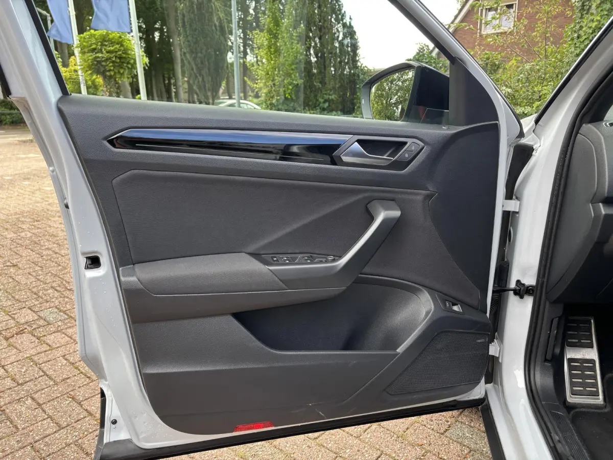 1.5 TSI DSG Sport|BlackStyle|Pano|White-Silver Met