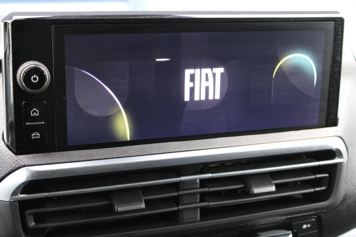 L3 2.0 Diesel 145 PK TREKHAAK | CAMERA | NAVI | DRAADLOOS CARPLAY | ALL-SEASON BANDEN | LED KOPLAMPEN | BETIMMERING LAADRUIMTE