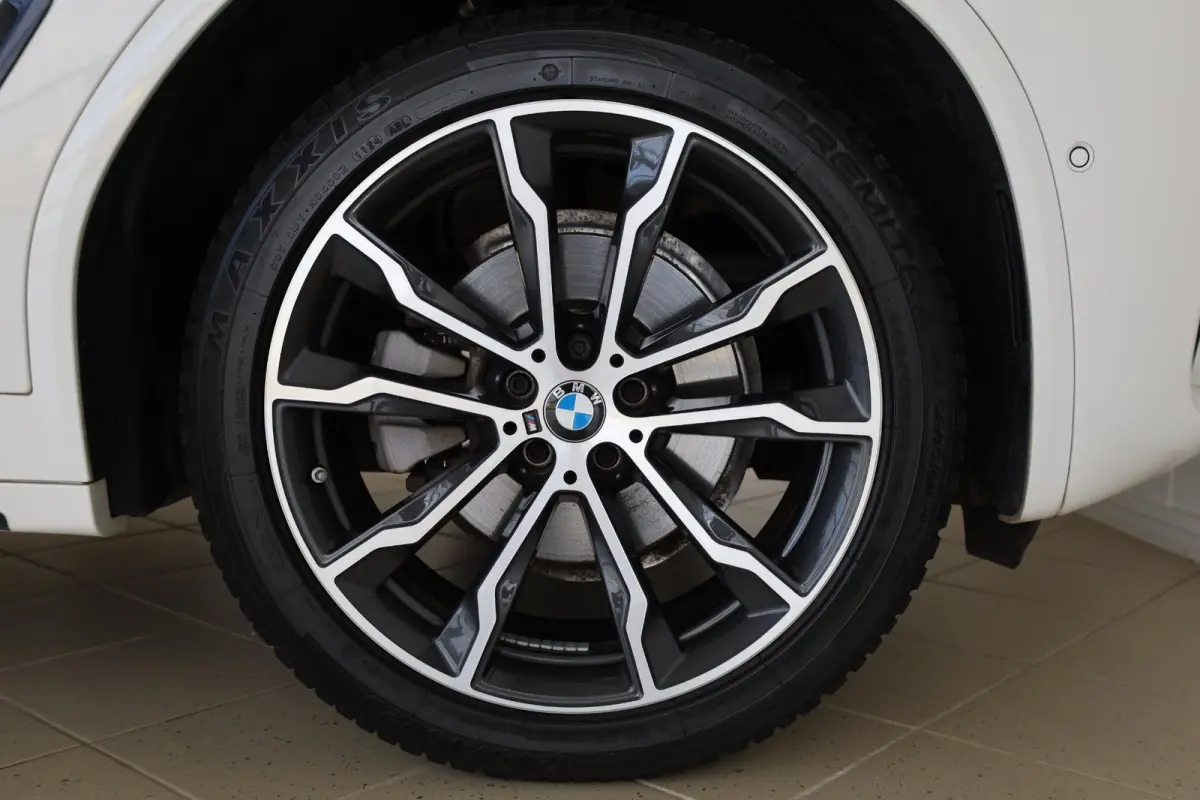 xDrive20i High Executive |M Sport | Panorama dak | trekhaak elektrisch | Stoelverwarming | HiFi-luidsprekerssysteem