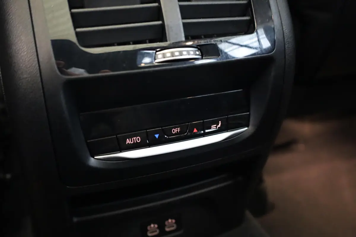 xDrive20i High Executive |M Sport | Panorama dak | trekhaak elektrisch | Stoelverwarming | HiFi-luidsprekerssysteem