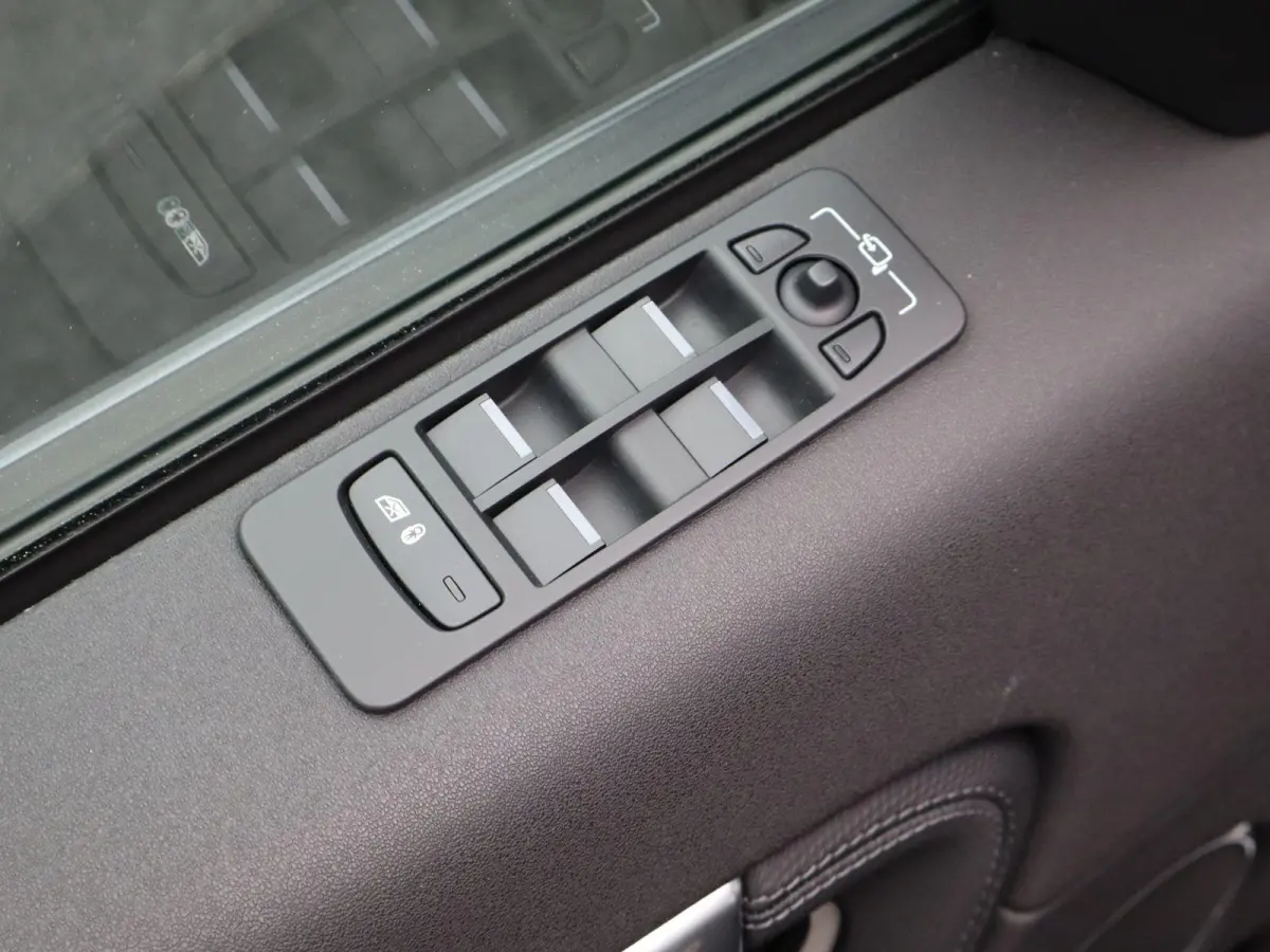 P300e R-Dynamic SE | Stoelverwarming | Adaptive cruise control | Memory stoel |