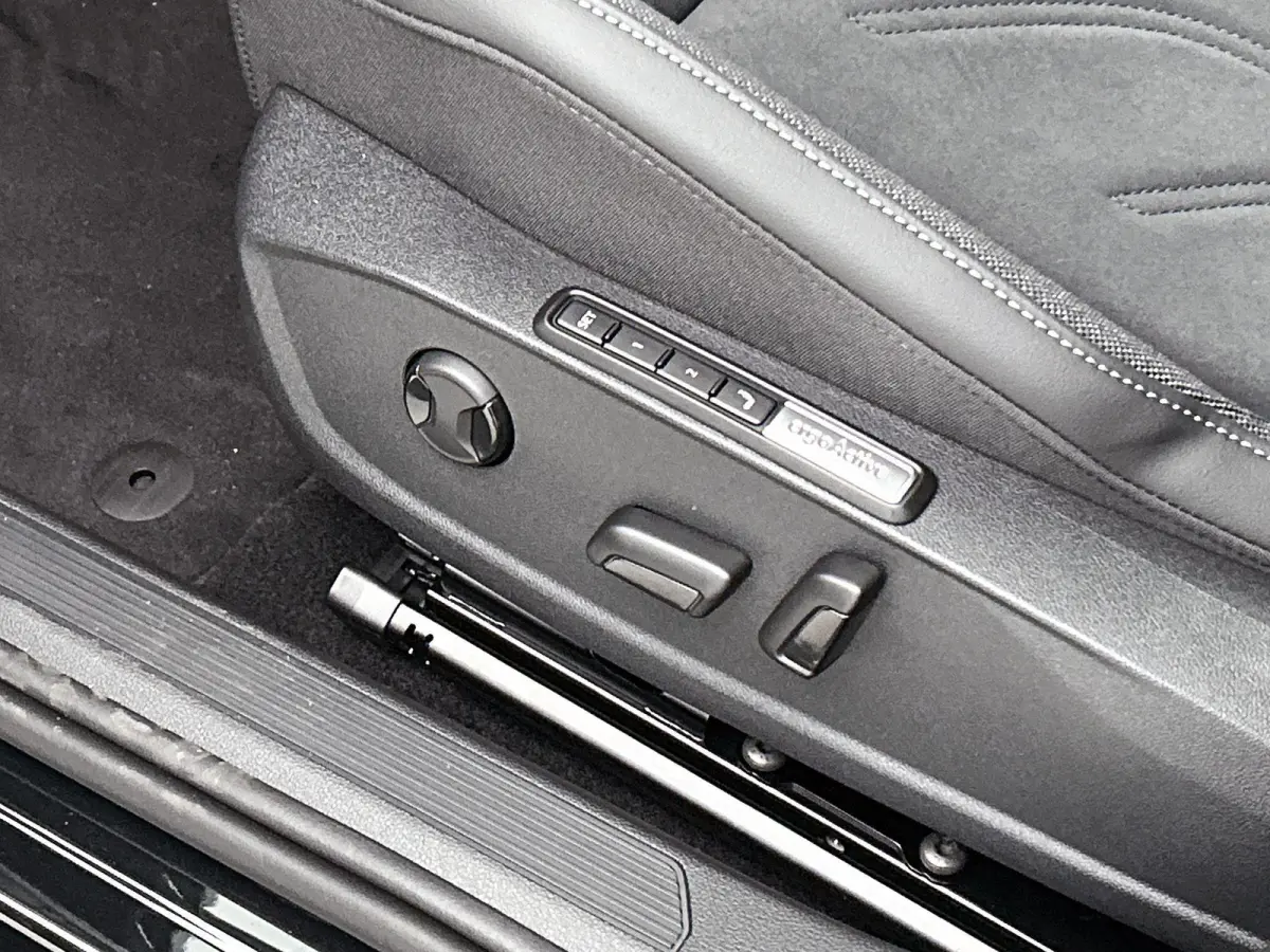 1.5 eHybrid Style Edition 204 PK Plug-in Hybrid | Trekhaak | Panoramadak | Apple Carplay draadloos | Keyless access | Dodehoeksensoren | Ruiten getint | Adaptive cruise control | LED koplamp