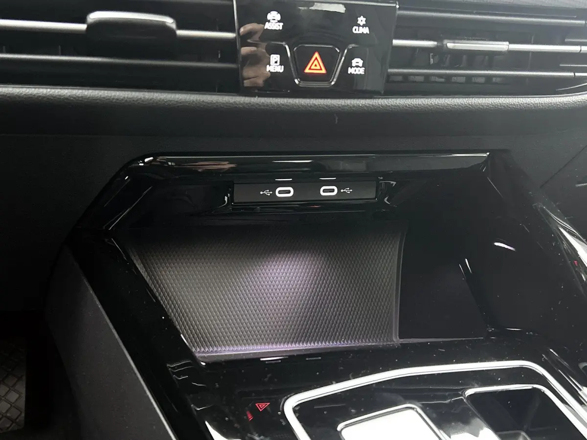 1.5 eHybrid Style Edition 204 PK Plug-in Hybrid | Trekhaak | Panoramadak | Apple Carplay draadloos | Keyless access | Dodehoeksensoren | Ruiten getint | Adaptive cruise control | LED koplamp