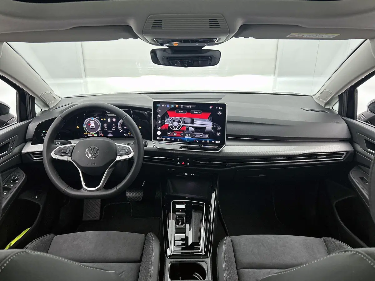 1.5 eHybrid Style Edition 204 PK Plug-in Hybrid | Trekhaak | Panoramadak | Apple Carplay draadloos | Keyless access | Dodehoeksensoren | Ruiten getint | Adaptive cruise control | LED koplamp