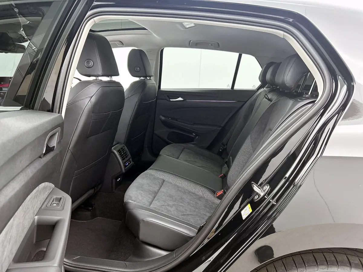 1.5 eHybrid Style Edition 204 PK Plug-in Hybrid | Trekhaak | Panoramadak | Apple Carplay draadloos | Keyless access | Dodehoeksensoren | Ruiten getint | Adaptive cruise control | LED koplamp
