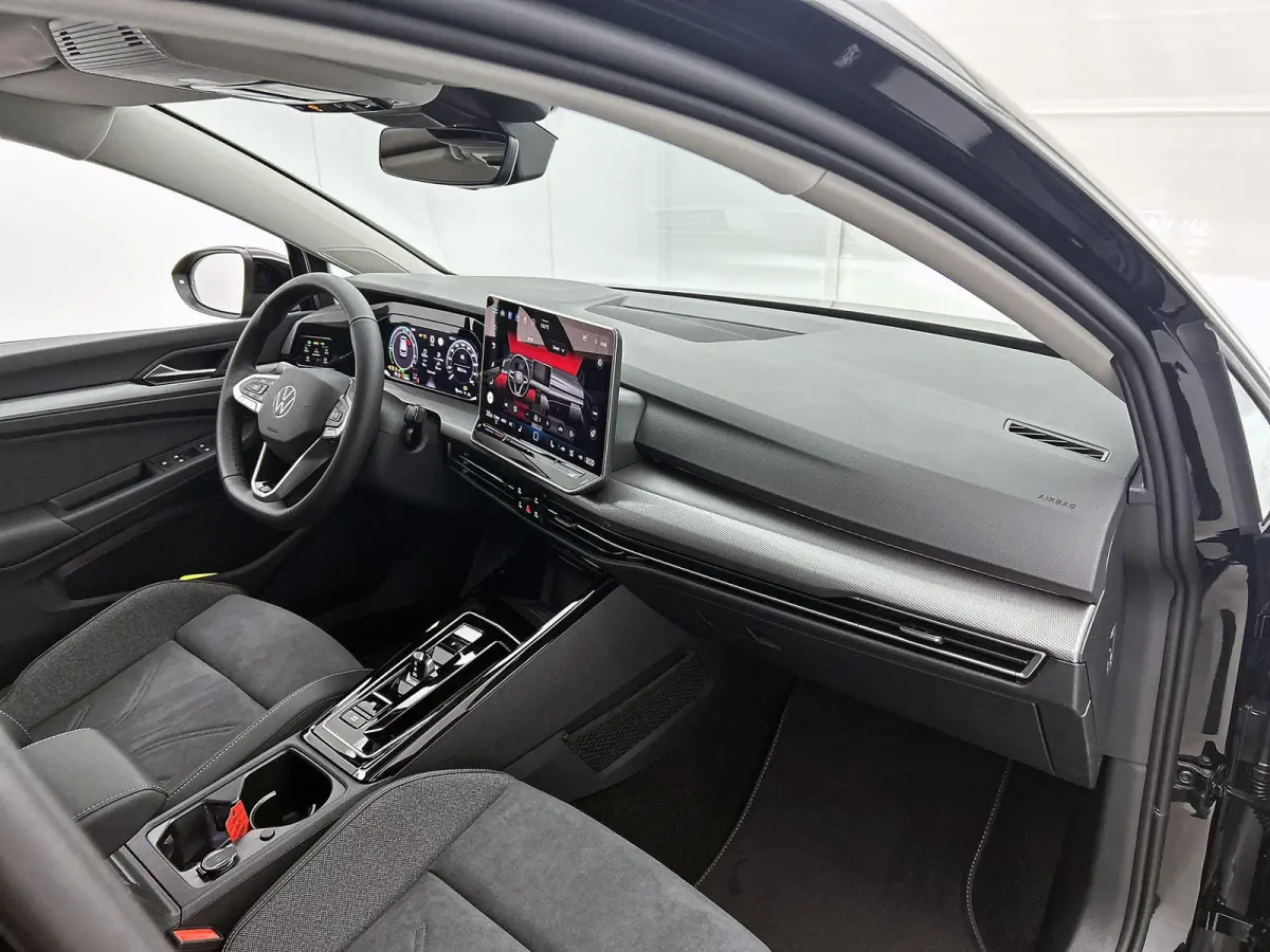 1.5 eHybrid Style Edition 204 PK Plug-in Hybrid | Trekhaak | Panoramadak | Apple Carplay draadloos | Keyless access | Dodehoeksensoren | Ruiten getint | Adaptive cruise control | LED koplamp