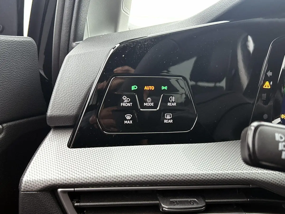 1.5 eHybrid Style Edition 204 PK Plug-in Hybrid | Trekhaak | Panoramadak | Apple Carplay draadloos | Keyless access | Dodehoeksensoren | Ruiten getint | Adaptive cruise control | LED koplamp