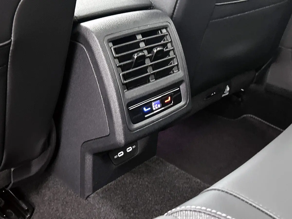 1.5 eHybrid Style Edition 204 PK Plug-in Hybrid | Trekhaak | Panoramadak | Apple Carplay draadloos | Keyless access | Dodehoeksensoren | Ruiten getint | Adaptive cruise control | LED koplamp