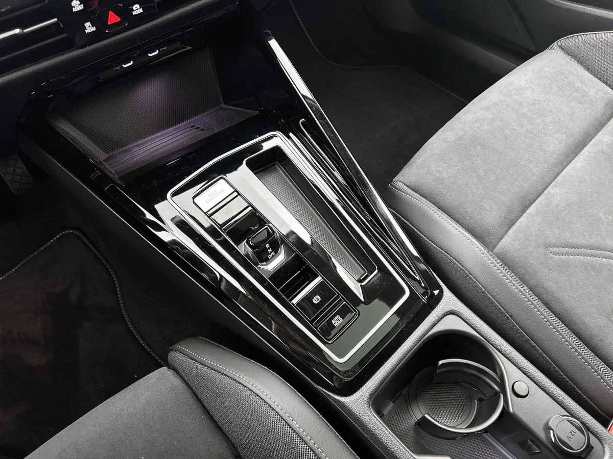 1.5 eHybrid Style Edition 204 PK Plug-in Hybrid | Trekhaak | Panoramadak | Apple Carplay draadloos | Keyless access | Dodehoeksensoren | Ruiten getint | Adaptive cruise control | LED koplamp