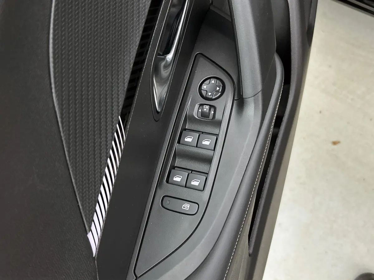 1.2 145pk Hybrid Allure Automaat | Navigatie | Adaptieve Cruise Control | LED | 17"LMV | Climate Control | Camera Voor + Achter | Dodehoekdetectie | Apple Carplay/Android Auto |