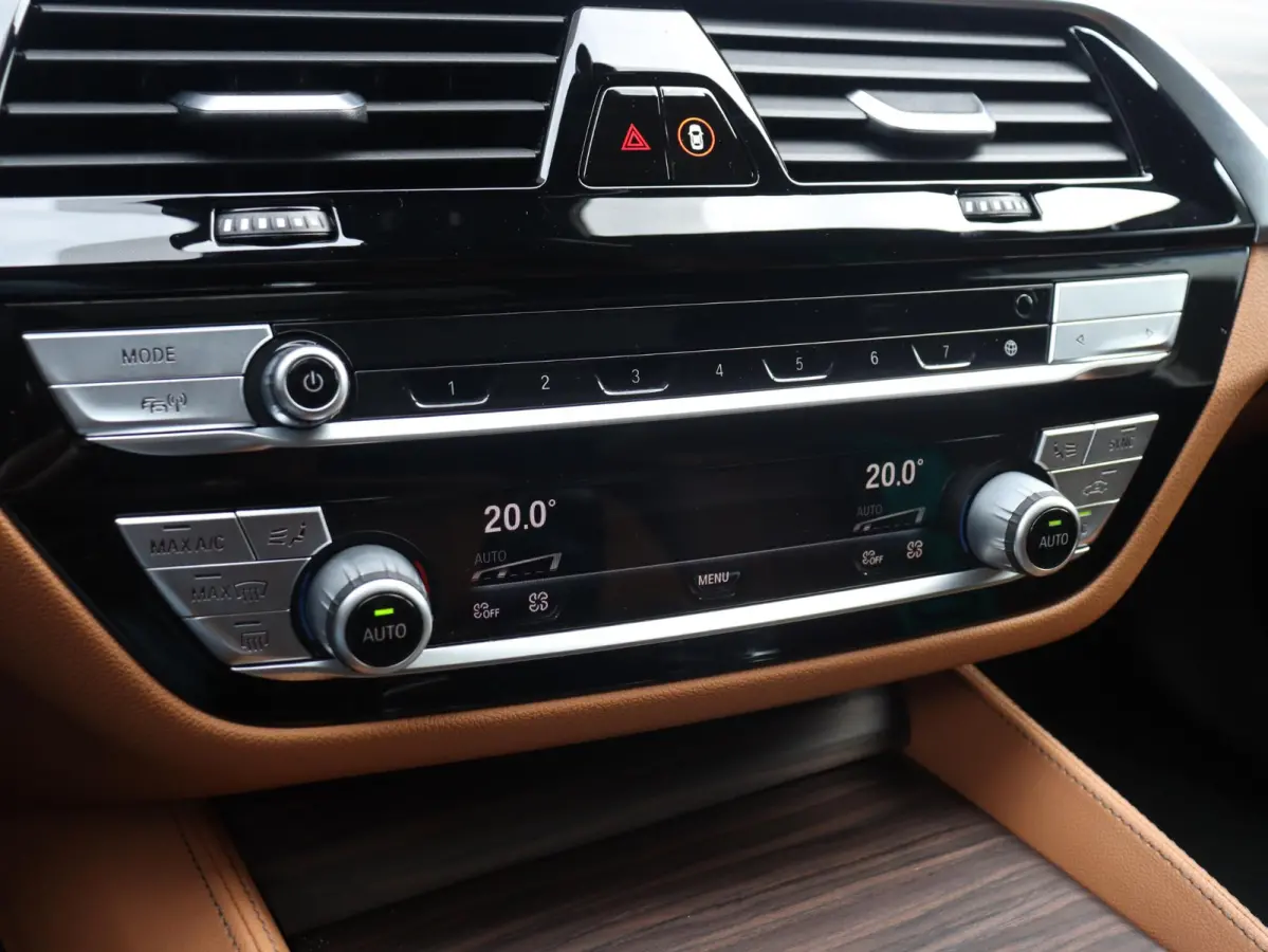 530e | High Executive | Panodak | Head-Up | Driving Assistant Prof. | Adaptief Onderstel | Soft Close | Hi-Fi | Parking Assistant Plus | Comfort Access | SOH 92% | 18'' LMV
