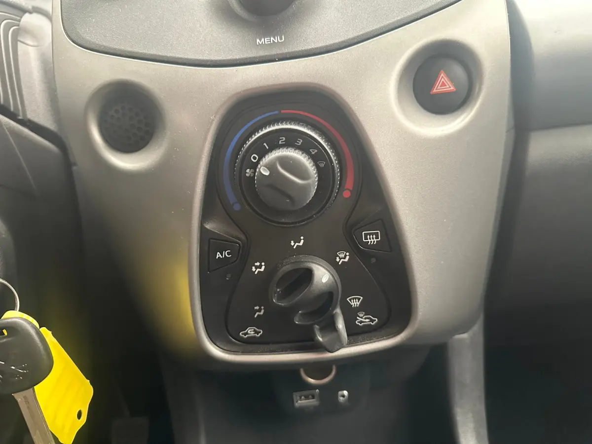 1.0 e-VTi Blue Lion Airco | 5-Deurs | Centrale Vergrendeling | Bluetooth | Elek. Ramen | LED Dagrij | Airco | Audio installatie | Bluetooth