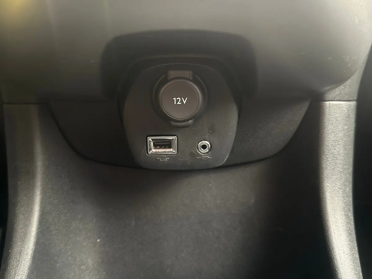 1.0 e-VTi Blue Lion Airco | 5-Deurs | Centrale Vergrendeling | Bluetooth | Elek. Ramen | LED Dagrij | Airco | Audio installatie | Bluetooth