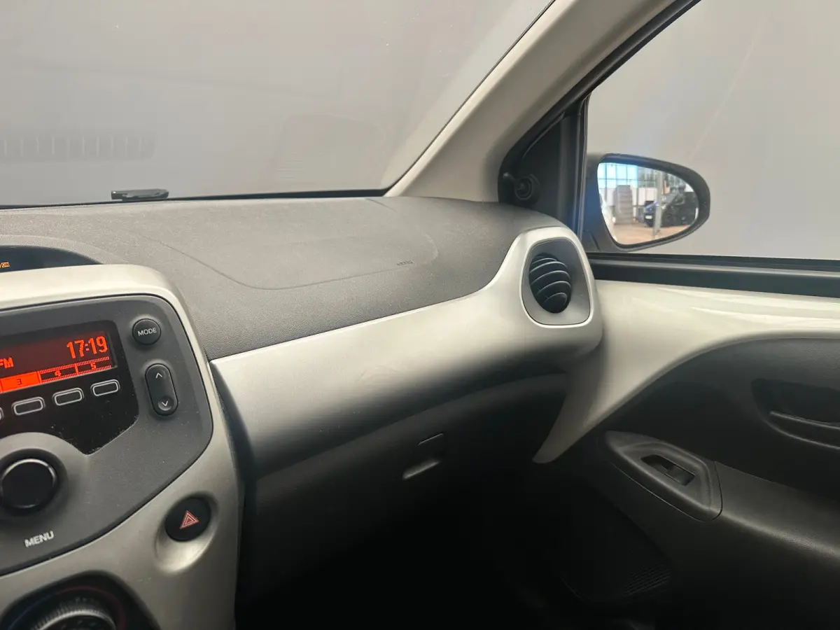 1.0 e-VTi Blue Lion Airco | 5-Deurs | Centrale Vergrendeling | Bluetooth | Elek. Ramen | LED Dagrij | Airco | Audio installatie | Bluetooth