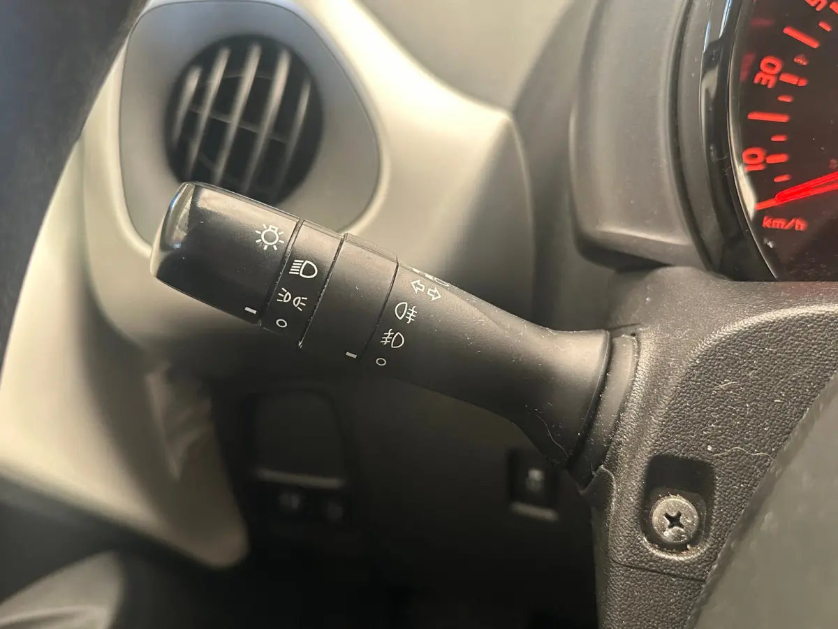 1.0 e-VTi Blue Lion Airco | 5-Deurs | Centrale Vergrendeling | Bluetooth | Elek. Ramen | LED Dagrij | Airco | Audio installatie | Bluetooth