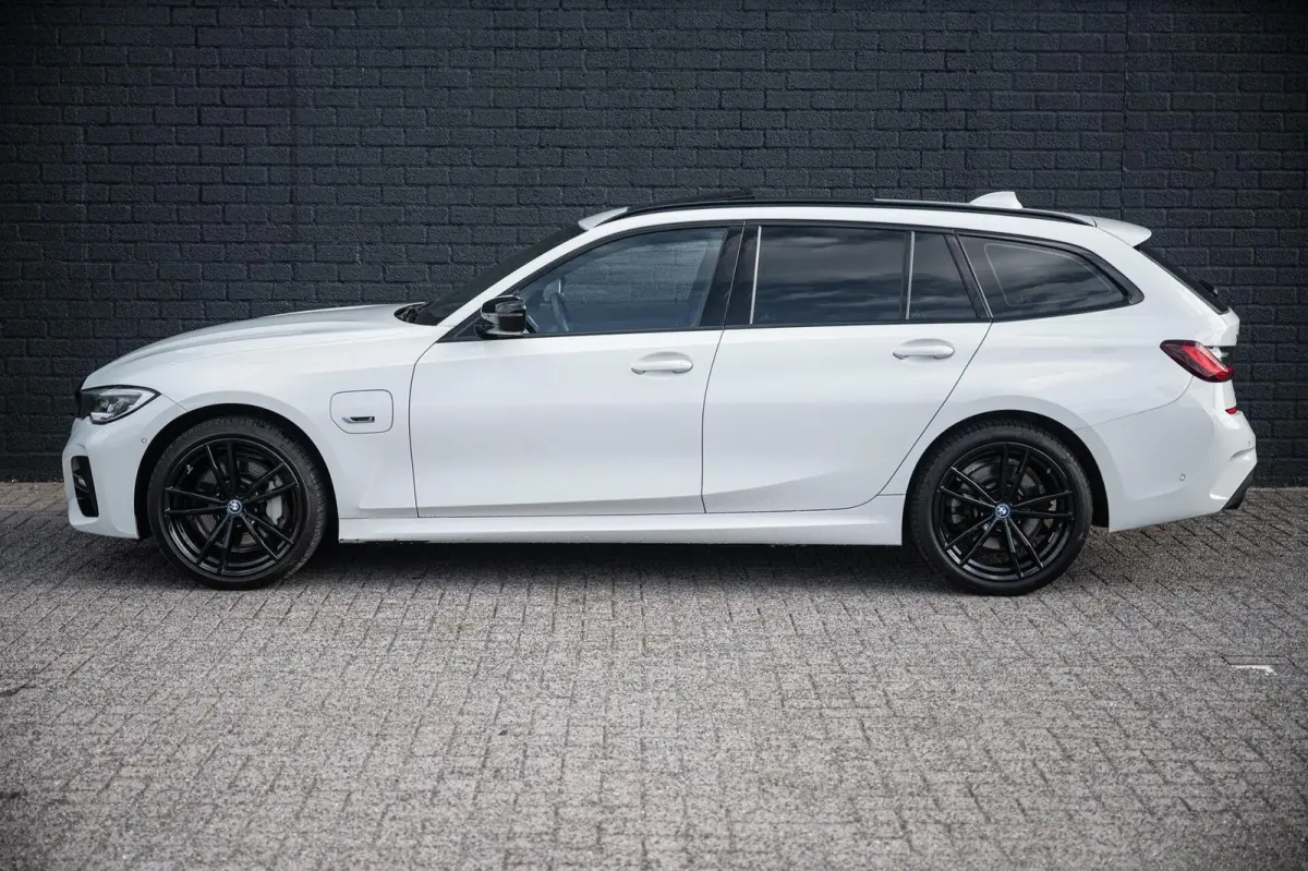 330e xDrive M-SPORT PANO TREKHAAK CO PILOT LASER