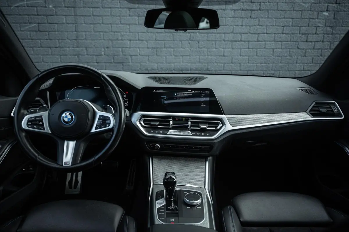 330e xDrive M-SPORT PANO TREKHAAK CO PILOT LASER