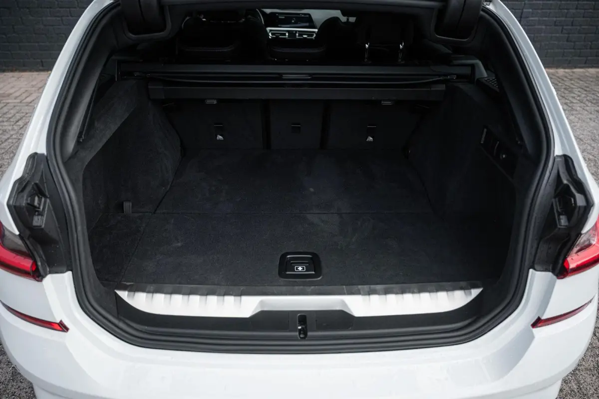 330e xDrive M-SPORT PANO TREKHAAK CO PILOT LASER