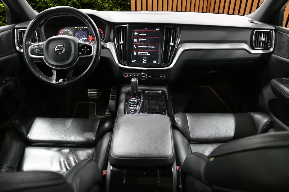 2.0 T8 Twin Engine AWD R-Design | Panoramadak | Harman/Kardon | Camera | 18" Velgen