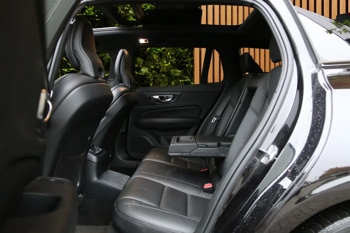 2.0 T8 Twin Engine AWD R-Design | Panoramadak | Harman/Kardon | Camera | 18" Velgen