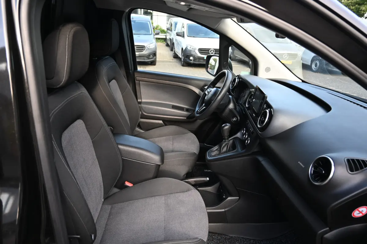 110 CDI L1 Pro MBUX navigatie met camera, Bumpers in kleur, Etc.