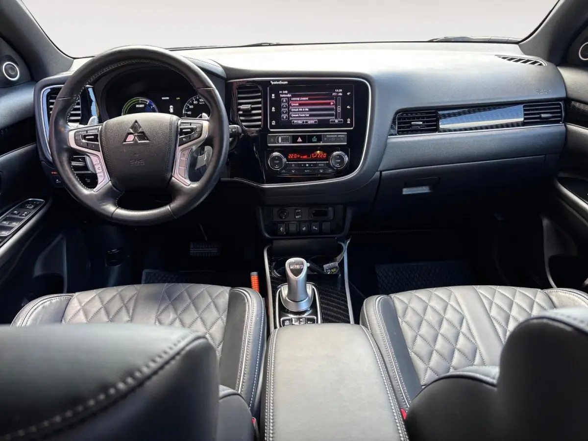 2.4 PHEV Instyle | Trekhaak | Leder | Schuif-kantel dak | Rondom camera | Elektrisch. Achterklep | Stoel en stuurverwarming | Set winterwielen |