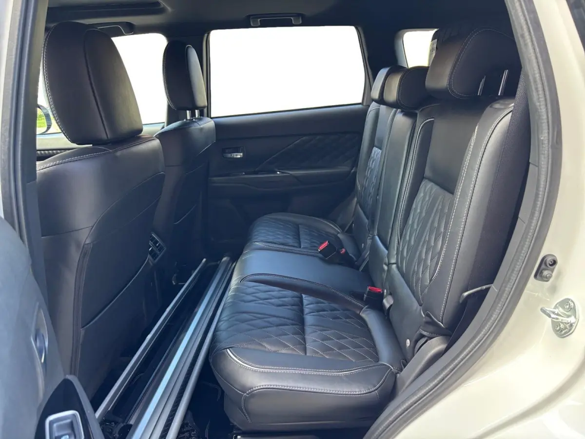 2.4 PHEV Instyle | Trekhaak | Leder | Schuif-kantel dak | Rondom camera | Elektrisch. Achterklep | Stoel en stuurverwarming | Set winterwielen |