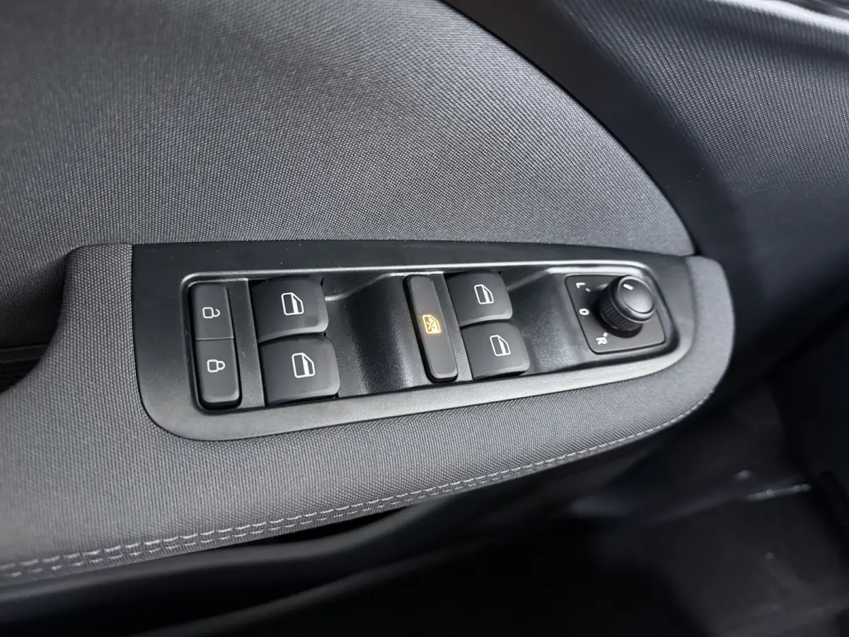 Design 37.3 kWh | €1500,- korting !! | Vanaf €259,- Private Lease per maand ! | Achteruitrijcamera | Cruise control adaptief | Dodehoek detectie