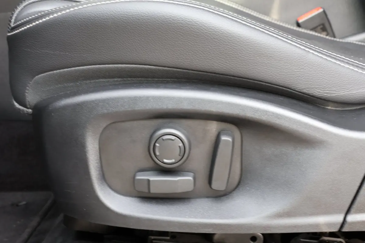 1.5 P300e AWD R-Dynamic HSE Black Optiek | panoramadak | head-up | adap. cruise | camera | elek. trekhaak | leder