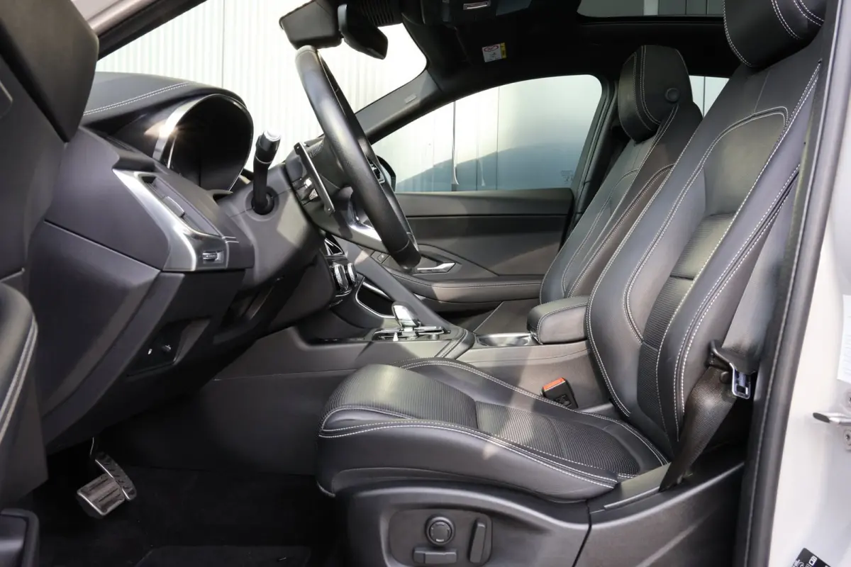 1.5 P300e AWD R-Dynamic HSE Black Optiek | panoramadak | head-up | adap. cruise | camera | elek. trekhaak | leder