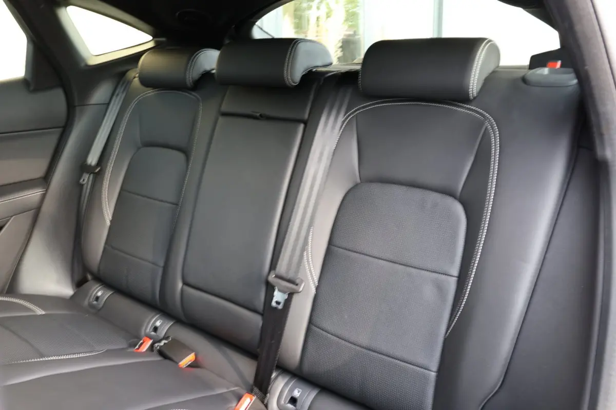 1.5 P300e AWD R-Dynamic HSE Black Optiek | panoramadak | head-up | adap. cruise | camera | elek. trekhaak | leder