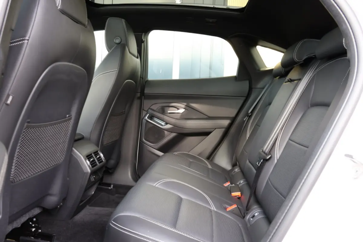 1.5 P300e AWD R-Dynamic HSE Black Optiek | panoramadak | head-up | adap. cruise | camera | elek. trekhaak | leder