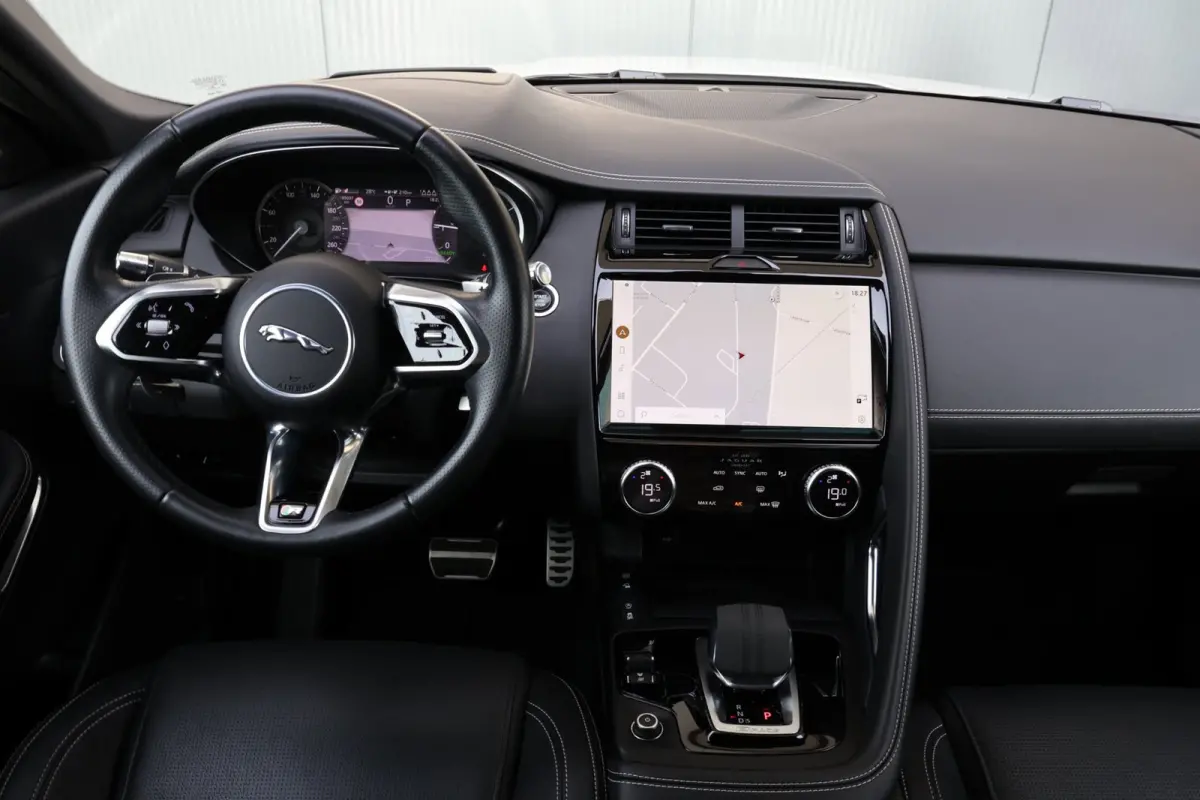 1.5 P300e AWD R-Dynamic HSE Black Optiek | panoramadak | head-up | adap. cruise | camera | elek. trekhaak | leder