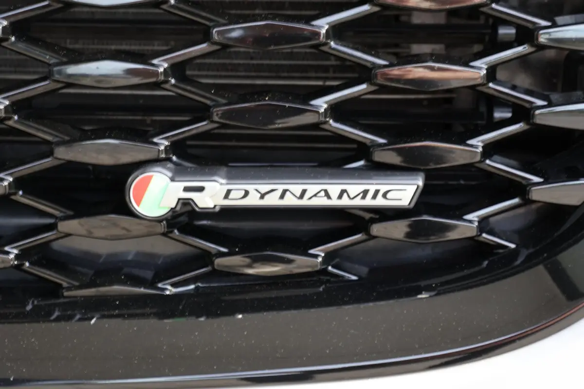 1.5 P300e AWD R-Dynamic HSE Black Optiek | panoramadak | head-up | adap. cruise | camera | elek. trekhaak | leder