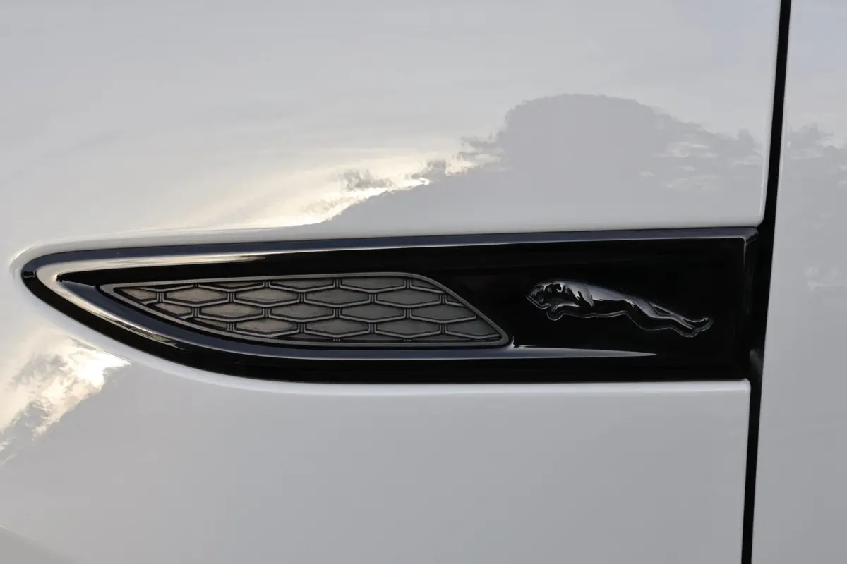 1.5 P300e AWD R-Dynamic HSE Black Optiek | panoramadak | head-up | adap. cruise | camera | elek. trekhaak | leder