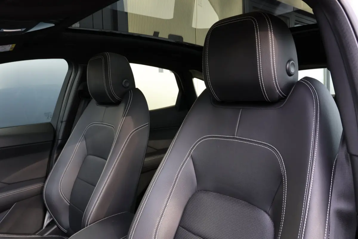 1.5 P300e AWD R-Dynamic HSE Black Optiek | panoramadak | head-up | adap. cruise | camera | elek. trekhaak | leder