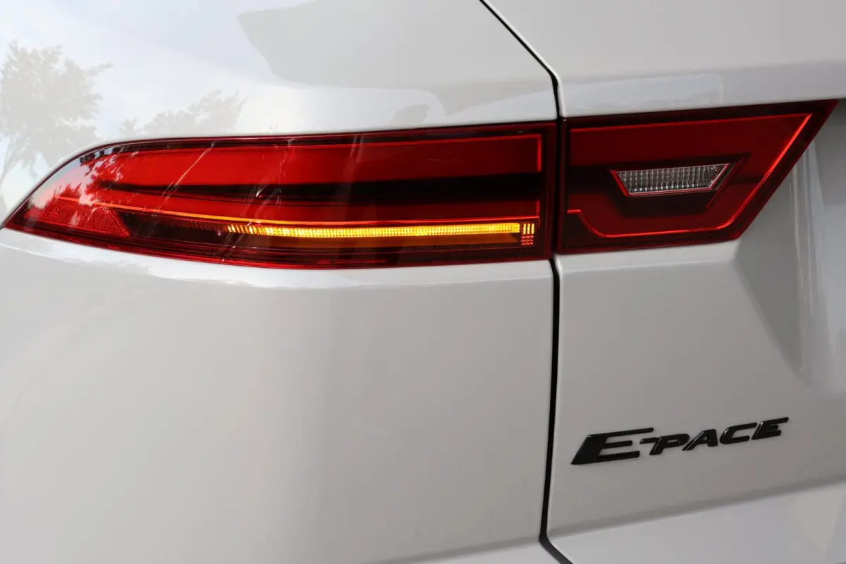 1.5 P300e AWD R-Dynamic HSE Black Optiek | panoramadak | head-up | adap. cruise | camera | elek. trekhaak | leder