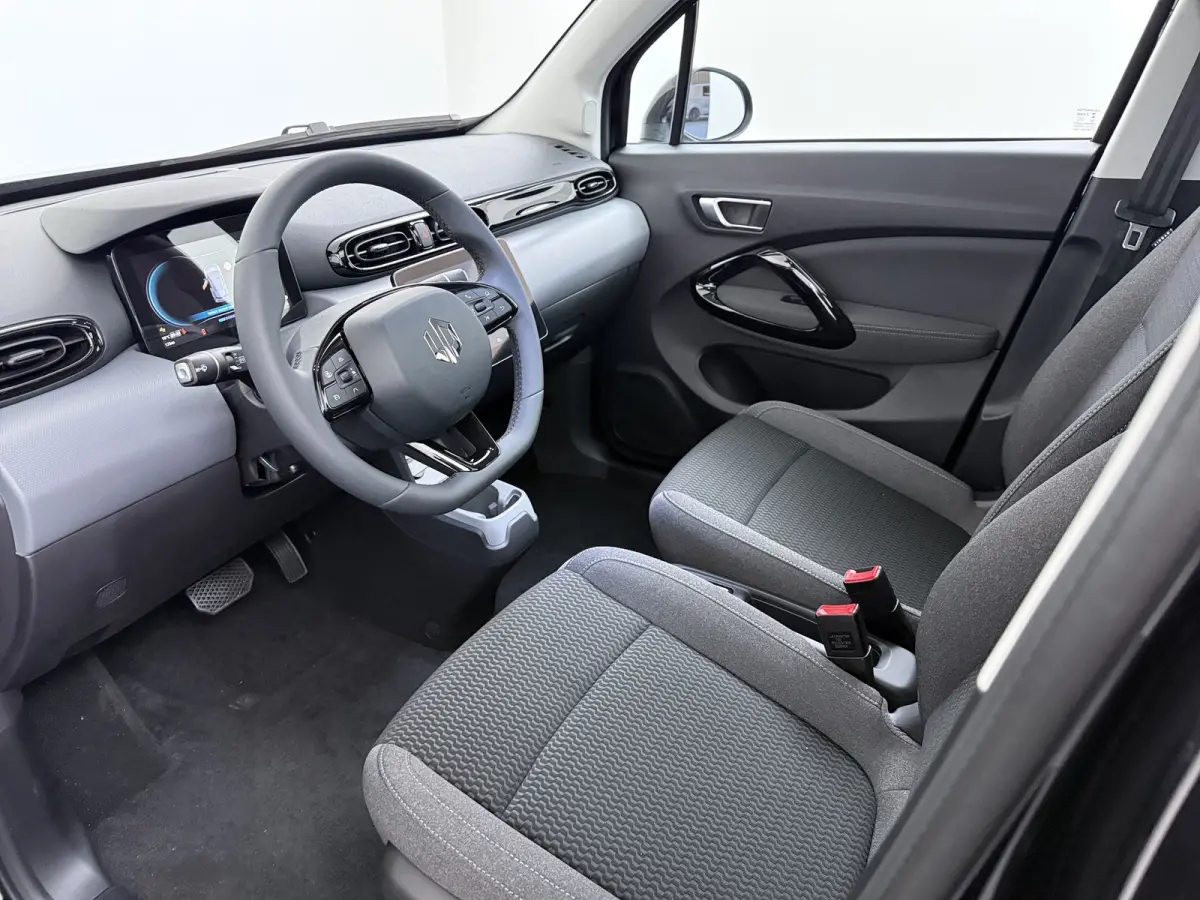 Design 37.3 kWh | €1500,- korting !! | Vanaf €259,- Private Lease per maand ! | Achteruitrijcamera | Cruise control adaptief | DAB ontvanger