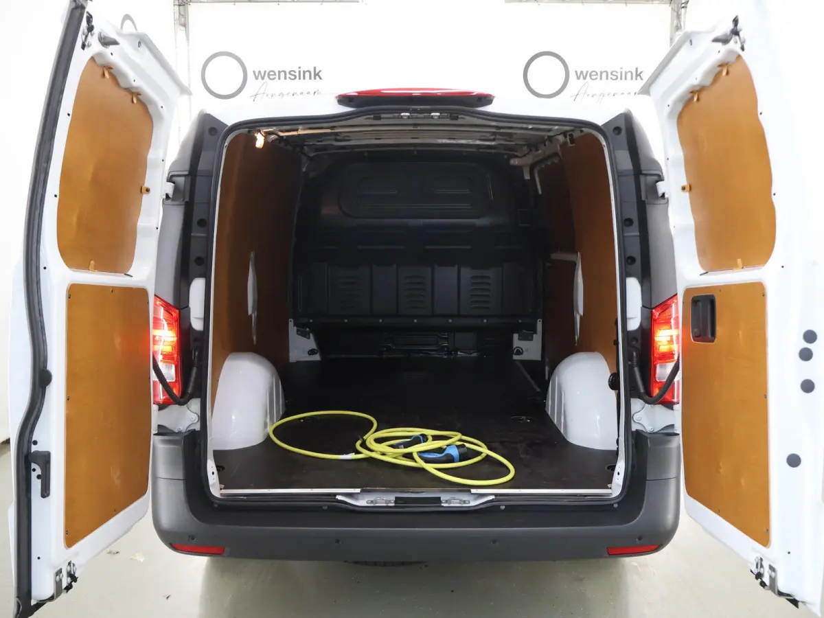 | L2 Lang | 66 kWh | 285 KM RANGE WLTP | Stoelverwarming | Navigatie | Parkeercamera | Airco | Stoel - Stoel | Certified
