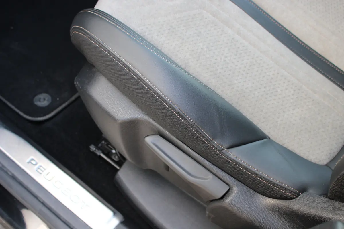 1.6 HYbrid 225 GT | Black Pack | Alcantara | Camera | Navigatie | Focal |