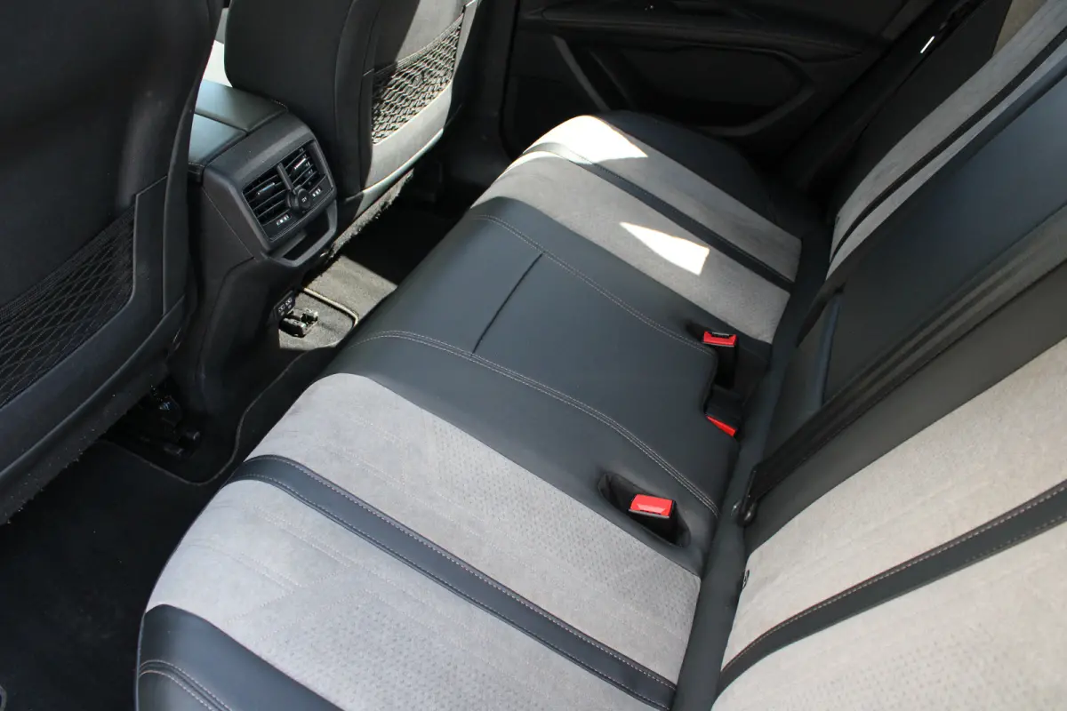 1.6 HYbrid 225 GT | Black Pack | Alcantara | Camera | Navigatie | Focal |