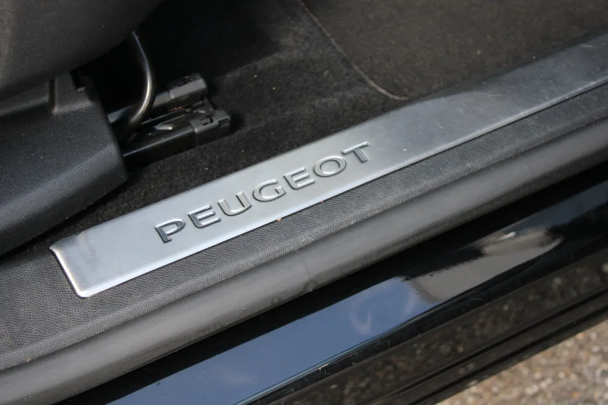 1.6 HYbrid 225 GT | Black Pack | Alcantara | Camera | Navigatie | Focal |