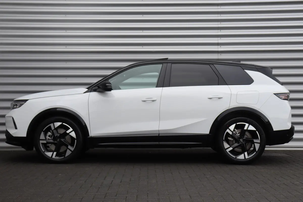 1.6 TURBO PHEV 195PK GS AUTOMAAT / NAVI / LEDER / CLIMA / FULL-LED / PDC / KEYLESS / 19" LMV /  PANO. DAK / ADAPT. CRUISE / 1E EIGENAAR / NIEUWSTAAT !!