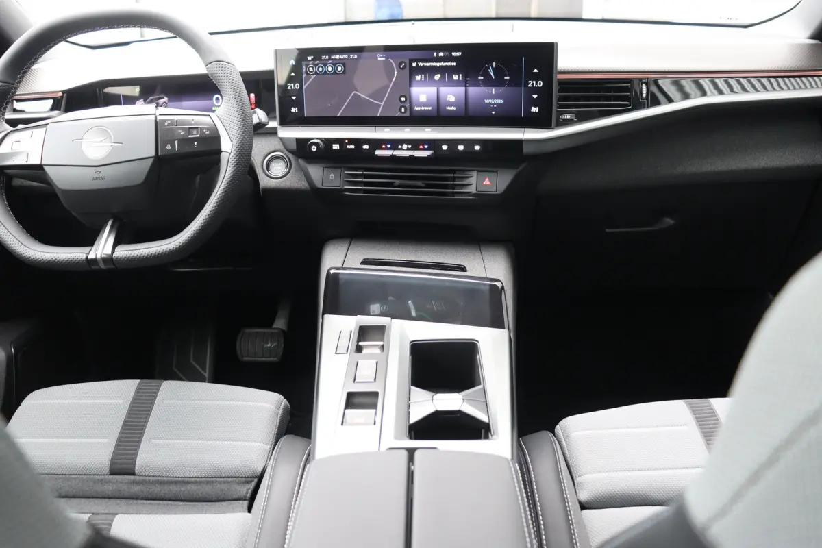 1.6 TURBO PHEV 195PK GS AUTOMAAT / NAVI / LEDER / CLIMA / FULL-LED / PDC / KEYLESS / 19" LMV /  PANO. DAK / ADAPT. CRUISE / 1E EIGENAAR / NIEUWSTAAT !!