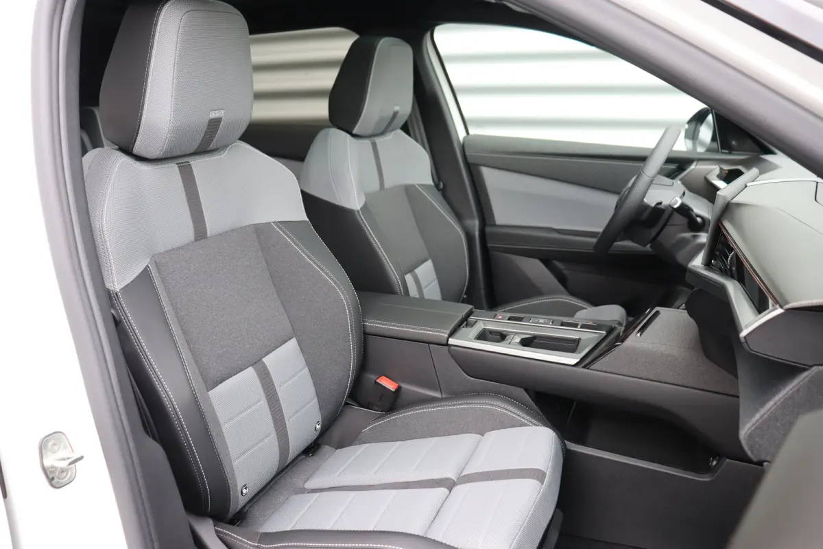 1.6 TURBO PHEV 195PK GS AUTOMAAT / NAVI / LEDER / CLIMA / FULL-LED / PDC / KEYLESS / 19" LMV /  PANO. DAK / ADAPT. CRUISE / 1E EIGENAAR / NIEUWSTAAT !!