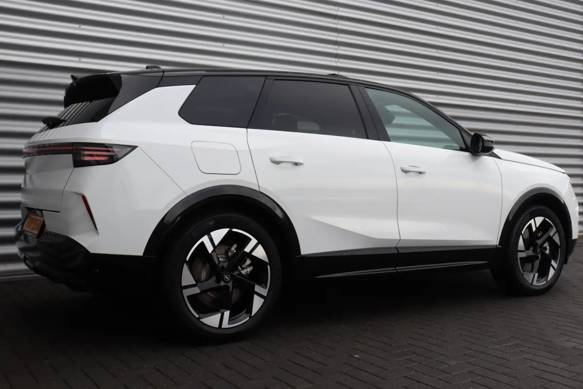 1.6 TURBO PHEV 195PK GS AUTOMAAT / NAVI / LEDER / CLIMA / FULL-LED / PDC / KEYLESS / 19" LMV /  PANO. DAK / ADAPT. CRUISE / 1E EIGENAAR / NIEUWSTAAT !!