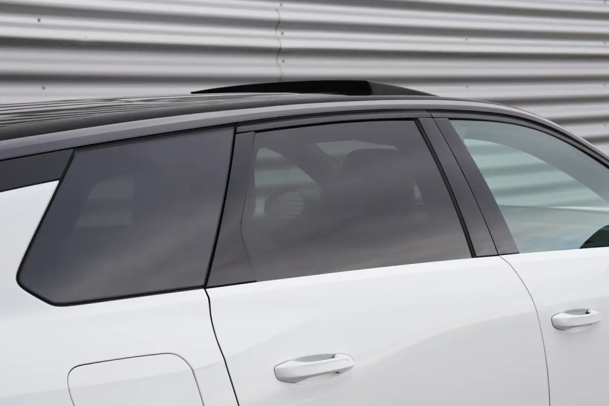 1.6 TURBO PHEV 195PK GS AUTOMAAT / NAVI / LEDER / CLIMA / FULL-LED / PDC / KEYLESS / 19" LMV /  PANO. DAK / ADAPT. CRUISE / 1E EIGENAAR / NIEUWSTAAT !!