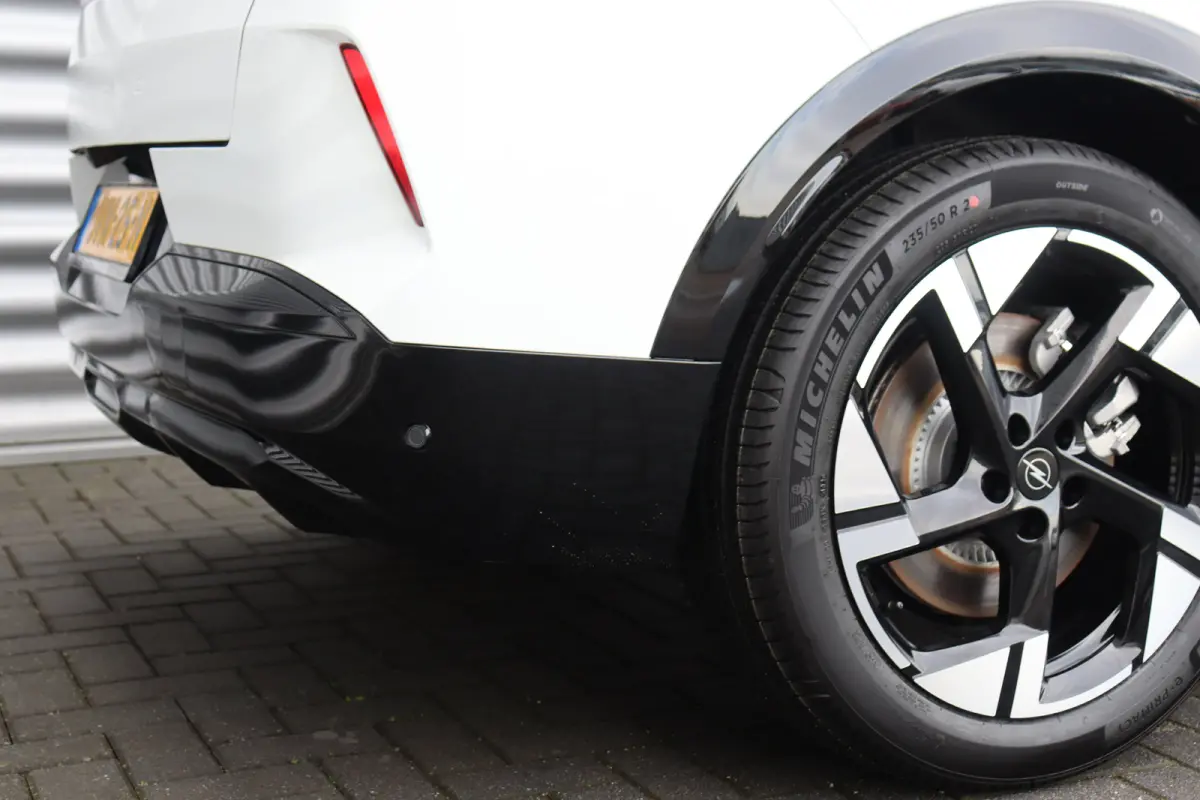 1.6 TURBO PHEV 195PK GS AUTOMAAT / NAVI / LEDER / CLIMA / FULL-LED / PDC / KEYLESS / 19" LMV /  PANO. DAK / ADAPT. CRUISE / 1E EIGENAAR / NIEUWSTAAT !!