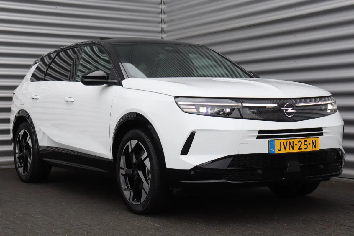 1.6 TURBO PHEV 195PK GS AUTOMAAT / NAVI / LEDER / CLIMA / FULL-LED / PDC / KEYLESS / 19" LMV /  PANO. DAK / ADAPT. CRUISE / 1E EIGENAAR / NIEUWSTAAT !!