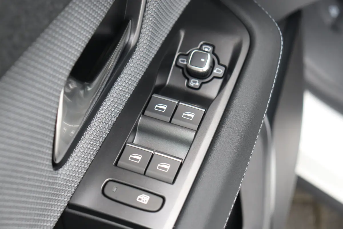 1.6 TURBO PHEV 195PK GS AUTOMAAT / NAVI / LEDER / CLIMA / FULL-LED / PDC / KEYLESS / 19" LMV /  PANO. DAK / ADAPT. CRUISE / 1E EIGENAAR / NIEUWSTAAT !!